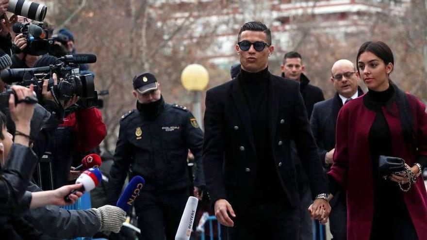 Cristiano Ronaldo y su novia Georgina Rodríguez, a su llegada a la Audiencia Provincial de Madrid. // Reuters