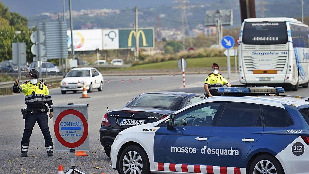 Un control de drogoalcoholèmia dels Mossos de Trànsit a la sortida de l’AP-7 a Salt, foto d’arxiu. | MARC MARTÍ