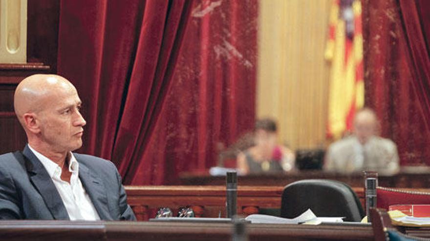 El vicepresidente del PI, Antoni Pastor, en su escaño en el Parlament.