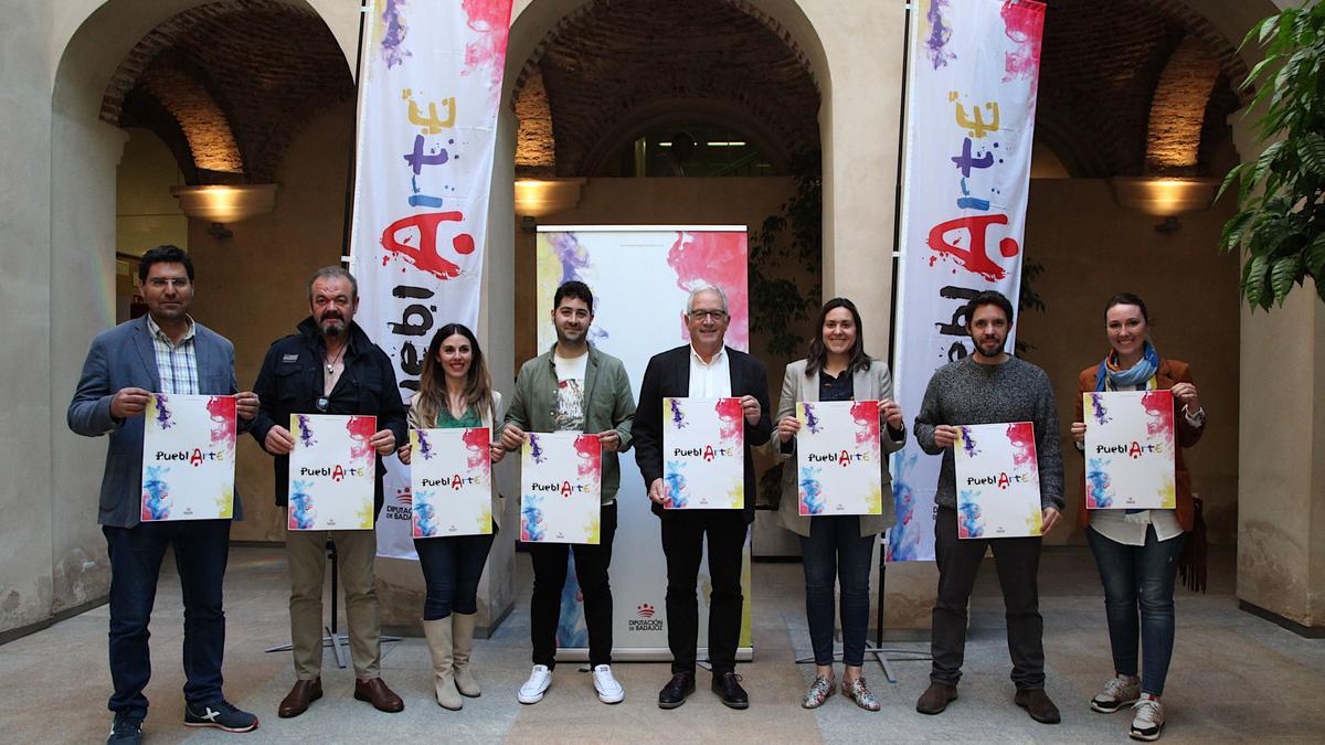 Foto de familia de los asistentes a la presentación de PueblArte, ayer.