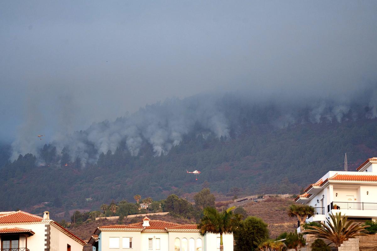 Un incendio forestal en Tenerife obliga a evacuar varias zonas