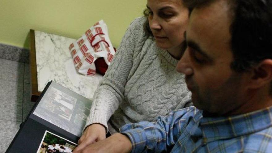 Ana y Juan Carlos observan el álbum de la boda, celebrada hace 25 años.