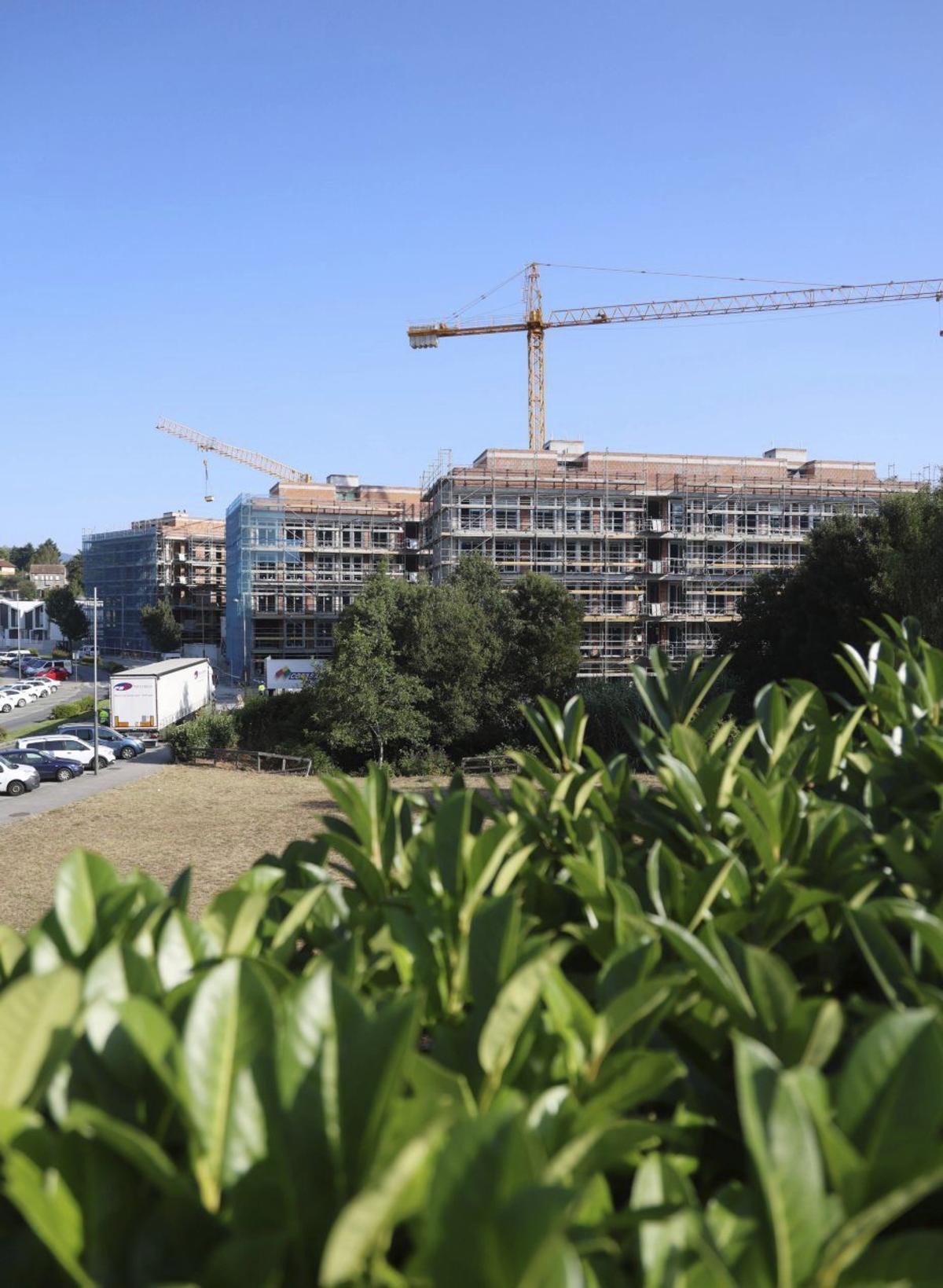 Obras de viviendas públicas en Valdecorvos.