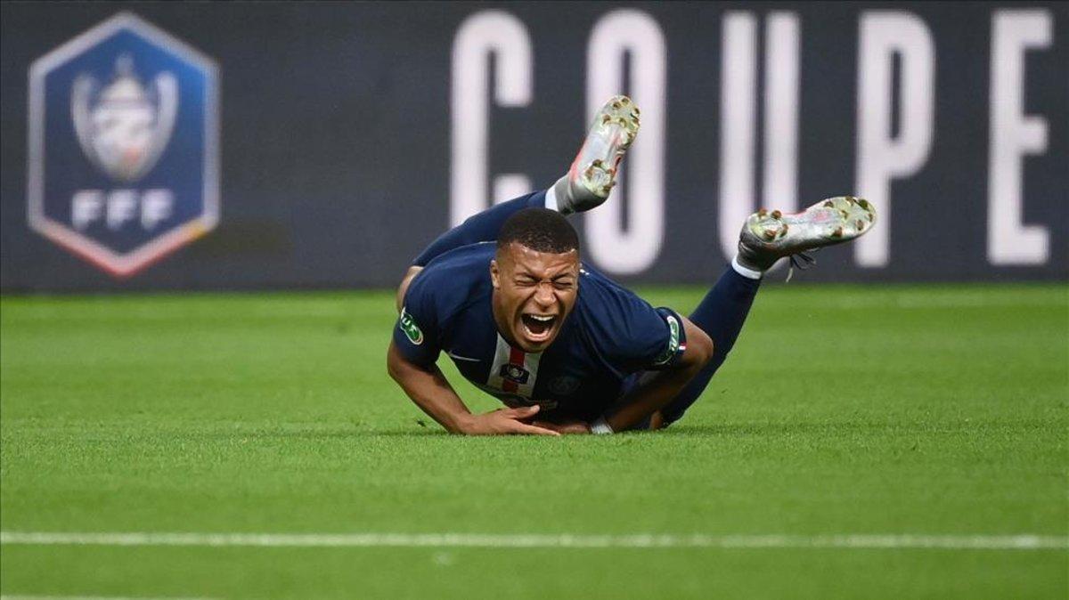 Mbappé, en el momento posterior al recibir la entrada de un rival