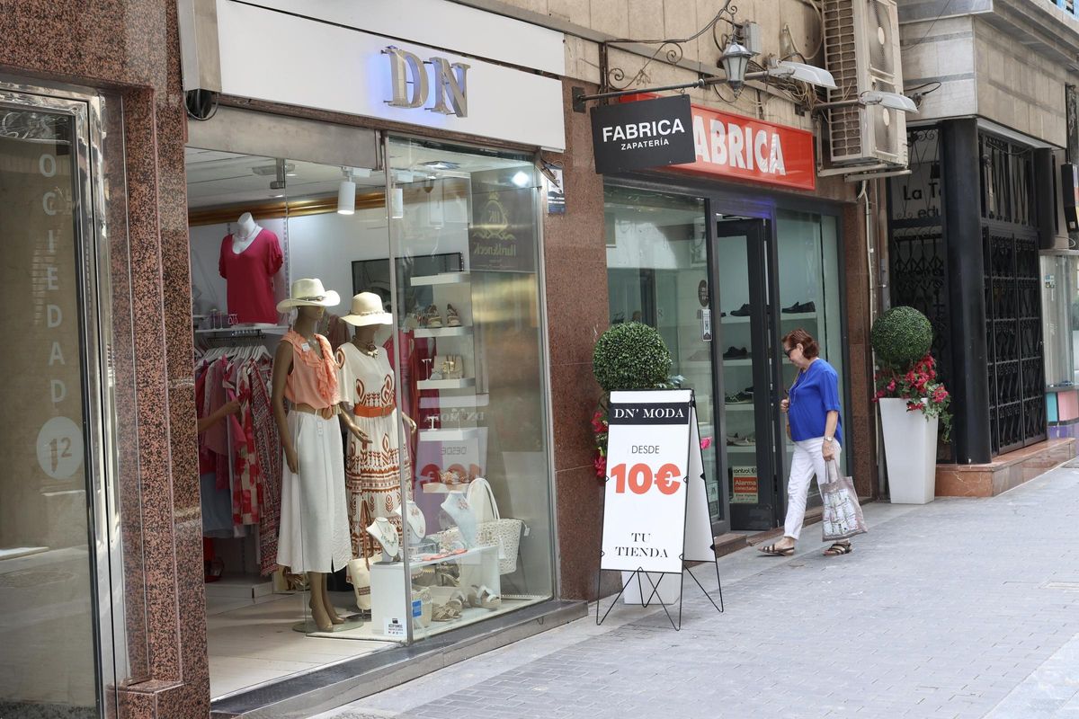 Tiendas en la calle Sociedad de la ciudad de Murcia, este lunes.