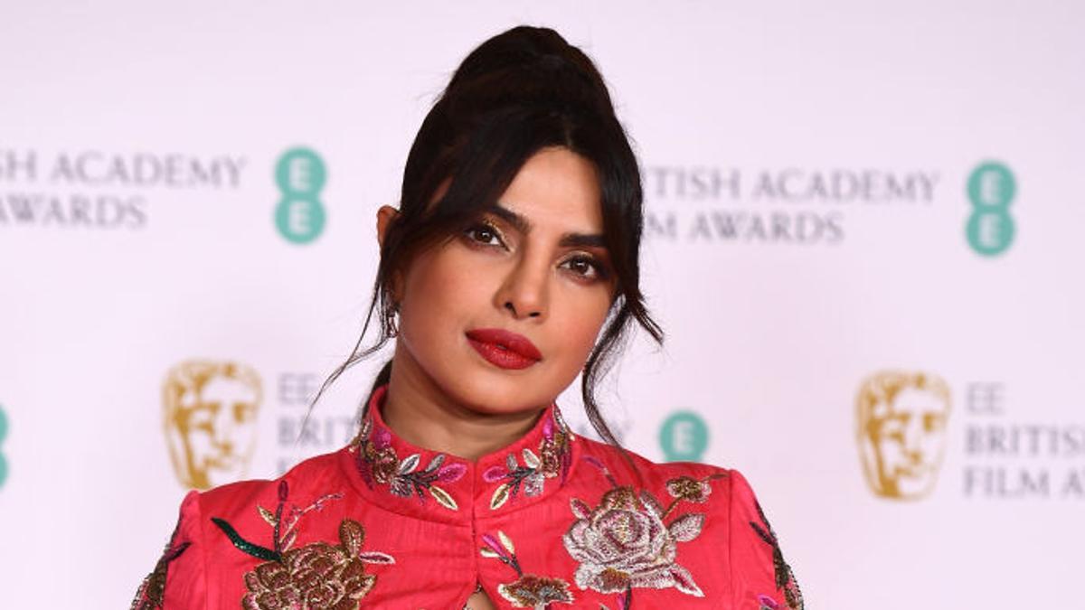 Priyanka Chopra en la alfombra roja de los Bafta