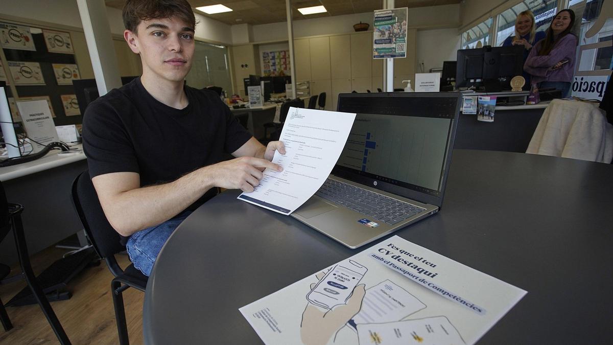 Un alumne de la UdG amb el document que li permet acreditar què fa més enllà de les aules