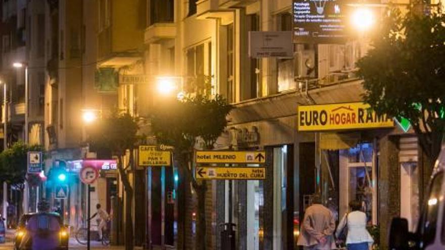 A la izquierda, el puente del Bimil·lenari, visto desde lejos; a la derecha, farolas tipo globo, en el centro de Elche, y otra que dirige la luz hacia abajo, por el centro de Congresos.