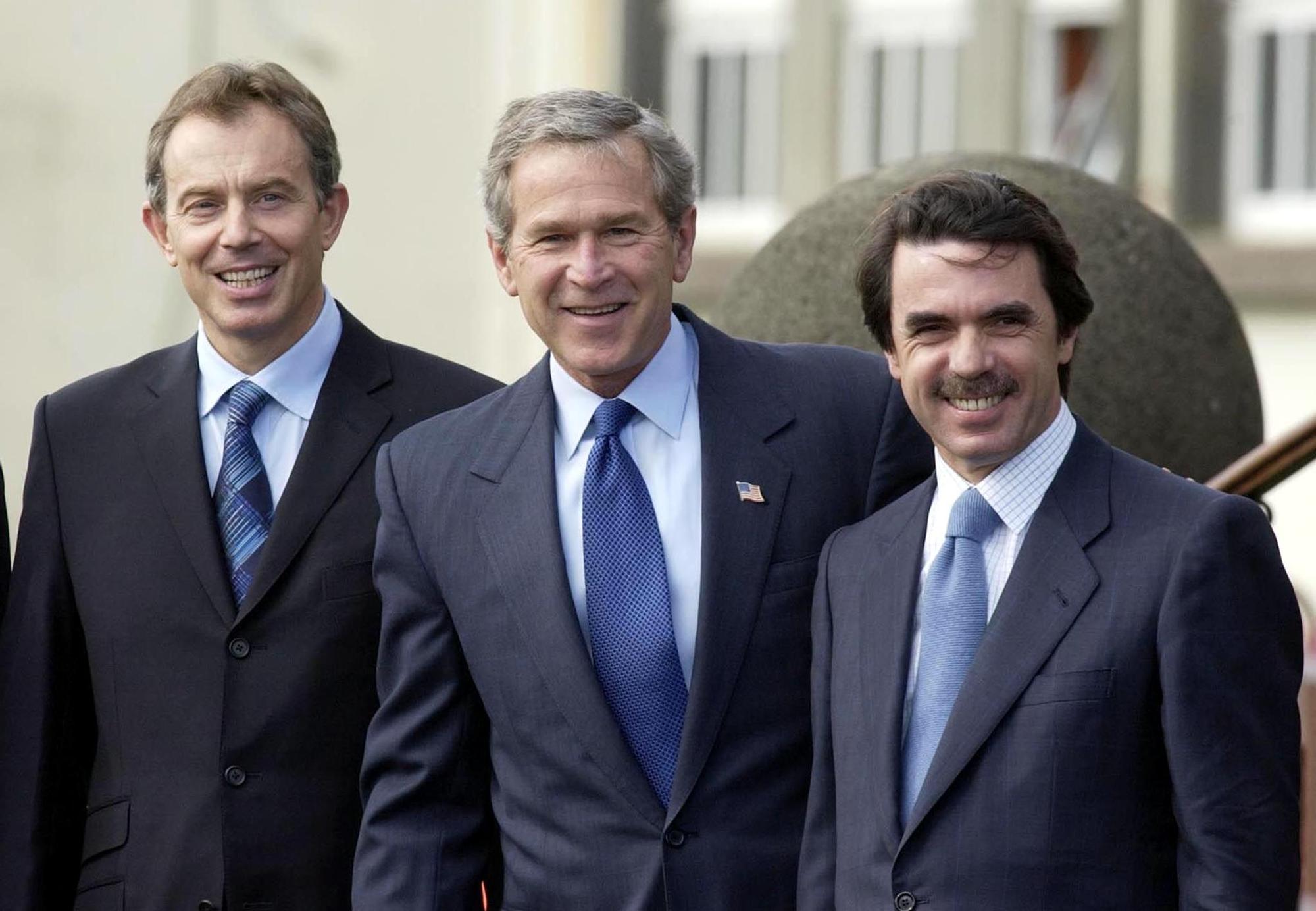 Los entonces Primer Ministro británico, Tony Blair, presidente de EE UU, George W. Bush y presidente del gobierno español, José María Aznar, durante la cumbre celebrada en las Azores donde se decidió la invasión de Irak, el 16 de marzo de 2003.