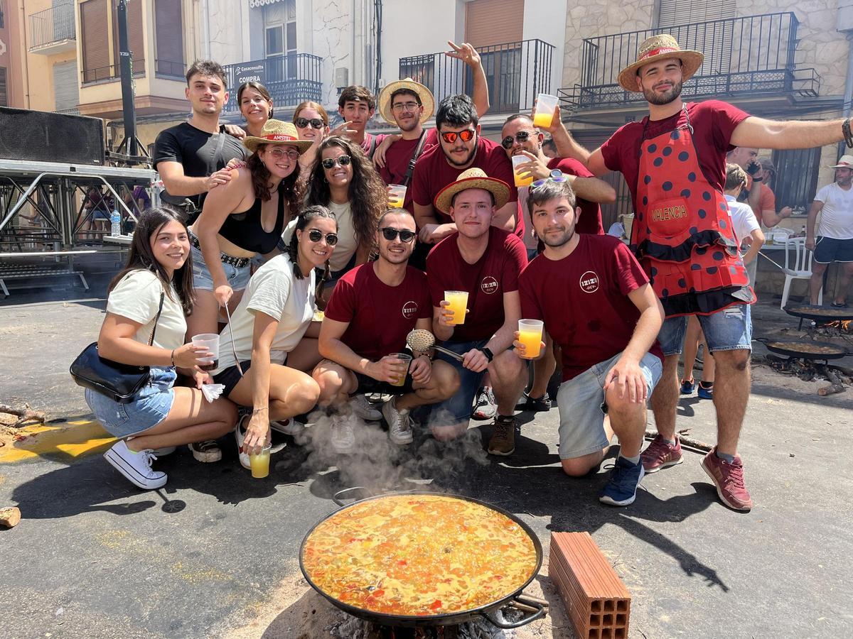 Las peñas y los grupos de familiares y amigos se reúnen estos días para vivir las fiestas con intensidad.