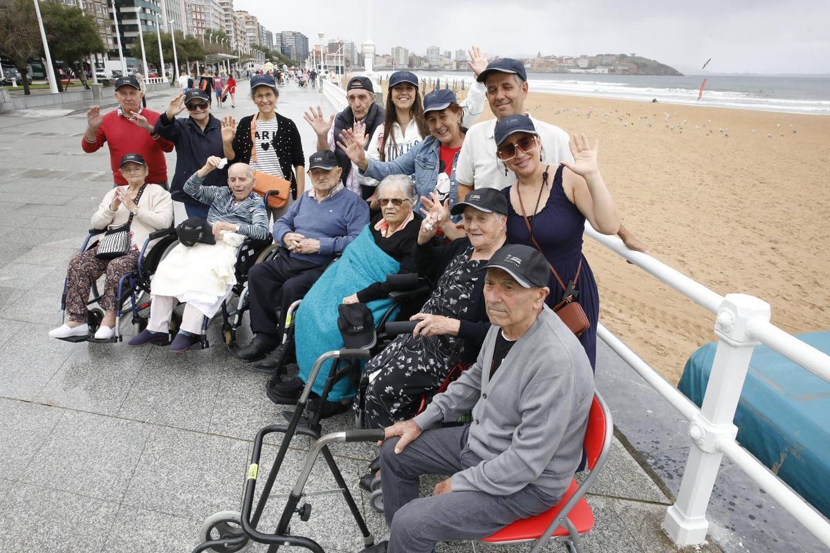 Mayores de la residencia de ancianos de Peleas de Abajo ven por primera vez el mar en Gijón