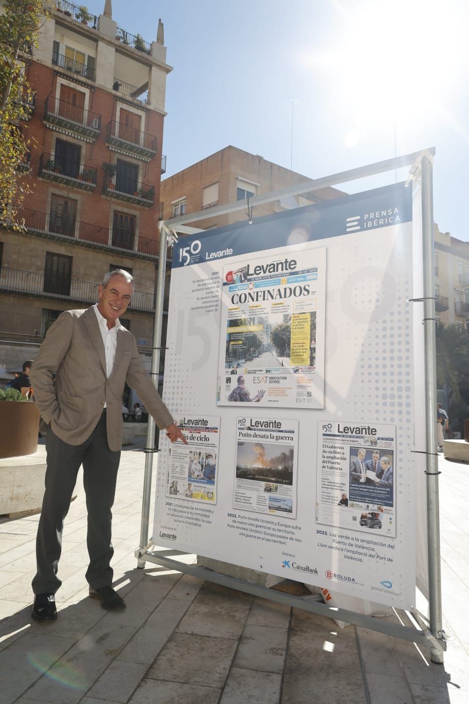 Levante-EMV expone 150 portadas para la historia en la plaza de la Reina