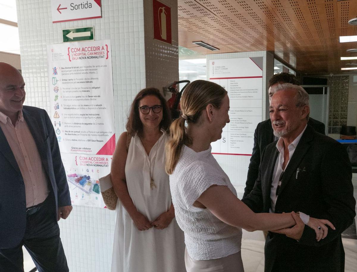 La presidenta del Govern, Marga Prohens, saluda a Enrique Garcerán, en una imagen de archivo. | VICENT MARÍ