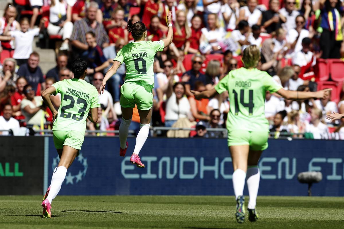 EINDHOVEN (PAÍSES BAJOS), 03/06/2023.- La delantera del Wolfsburgo Ewan Pajor (c) celebra tras marcar el 0-1 durante la final de la Liga de Campeones entre FC Barcelona y Wolfsburgo, este sábado en el Philips Stadion de Eindhoven. EFE/ Alberto Estévez