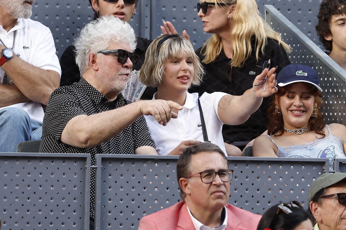 MADRID, 07/05/2023.- El cineasta español Pedro Almodóvar (i) y la cantante Nathy Peluso (c) durante la Final ATP individuales en el estadio Manolo Santana del Mutua Madrid Open, este domingo. EFE/ Chema Moya