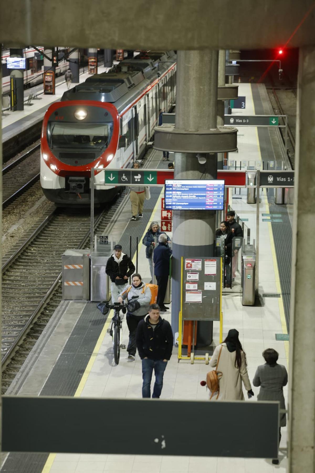 Viajeros en la estación