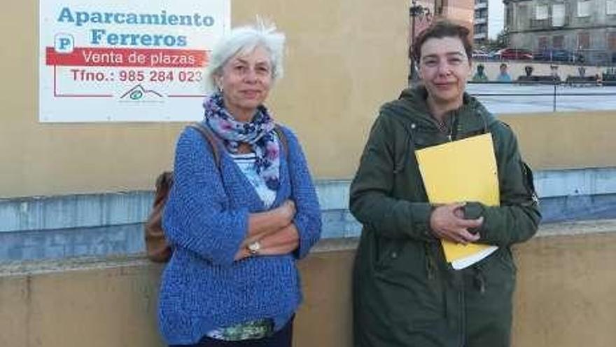 Por la izquierda, Concha Masa y Cristina Pontón, ayer, junto al aparcamiento de Ferreros.