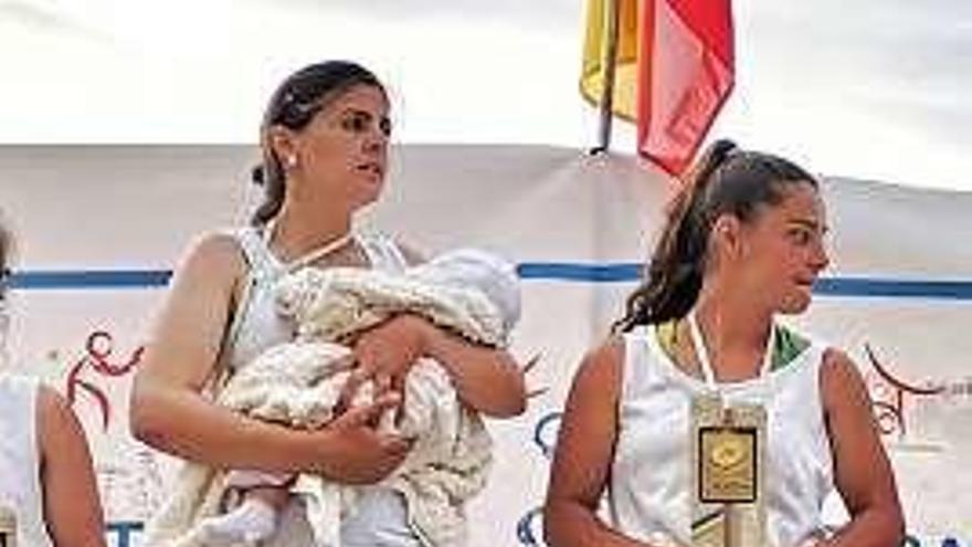 Inma Díaz, con un bebé, y Manuela Suárez, en el podio del Regional.