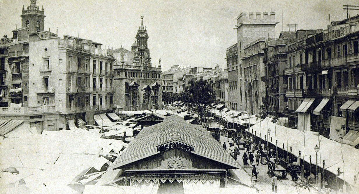 Así lucía la Lonja de València a principios del siglo XX en las tarjetas postales de la época.