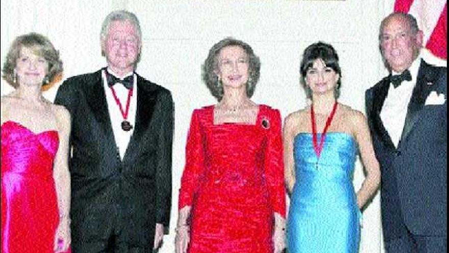 Bill Clinton y Penélope Cruz, condecorados por la Reina Sofía con medallas de oro - La Nueva España Bill Clinton y Penélope Cruz, condecorados por la Reina Sofía con medallas de oro - La Nueva España