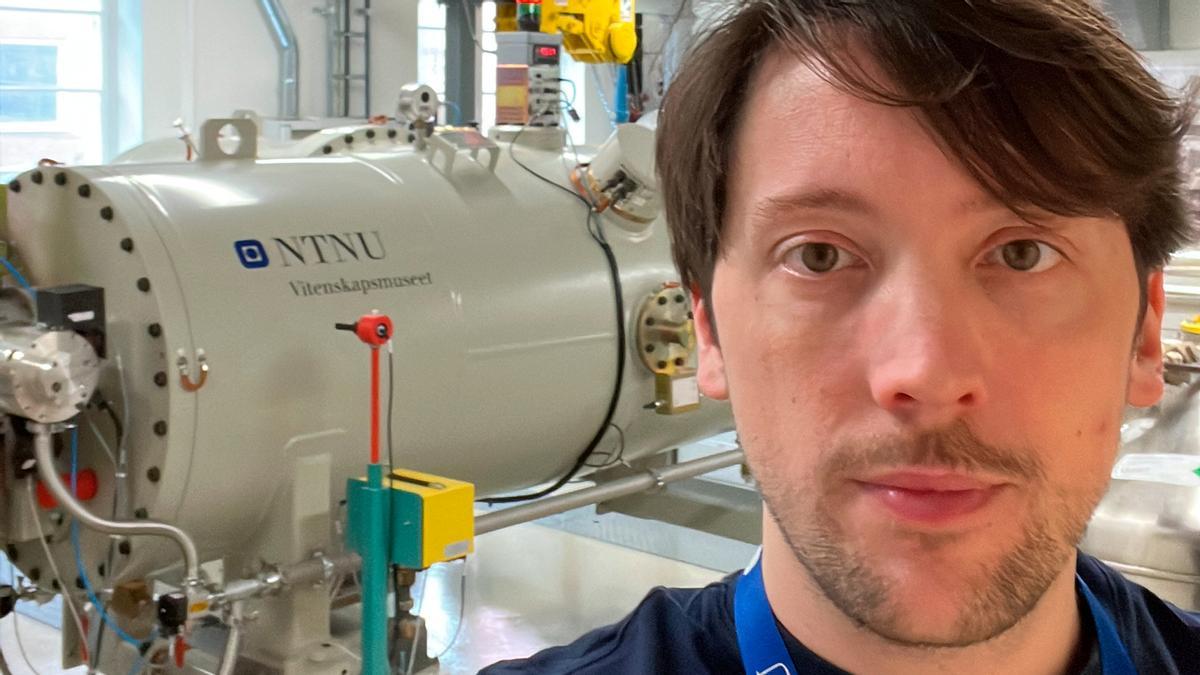 El historiador y arqueólogo Patxi Pérez Ramallo, en la NTNU, ante un equipo de carbono 14.