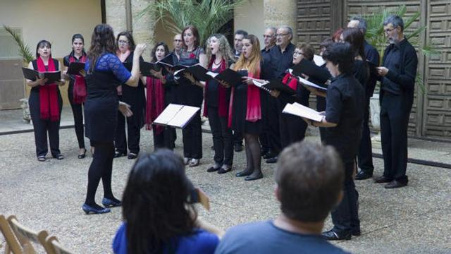 El Coro y la Escolanía de la Escuela Duquesa Pimentel inundan con sus voces el patio del Hospital de la Piedad
