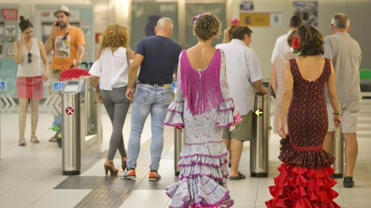 Mujeres de flamenco en el metro de Málaga.