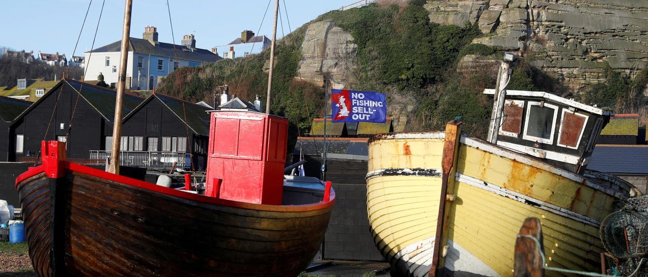 Dos barcos de pesca, con una bandera en medio sobre la pesca y el Brexit.