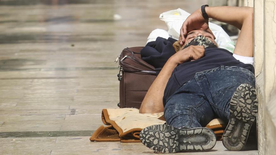 Una persona pide dinero en la céntrica Rambla de Alicante, en una imagen tomada ayer.