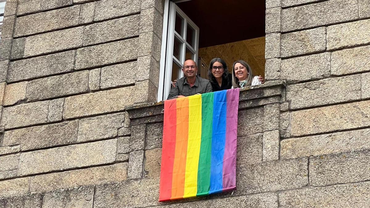 Muíños, Rosón e Castro, coa bandeira do arco da vella pendurada na ventá do seu despacho en Raxoi