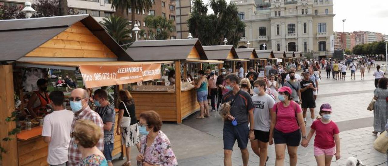 Ambiente en las casetas ubicadas en los Jardines de la Reina | Juan Plaza