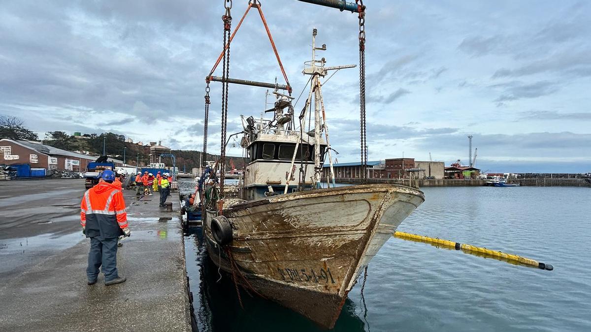 El "Galaico Segundo", elevado por dos grúas, ya fuera del agua, ayer.