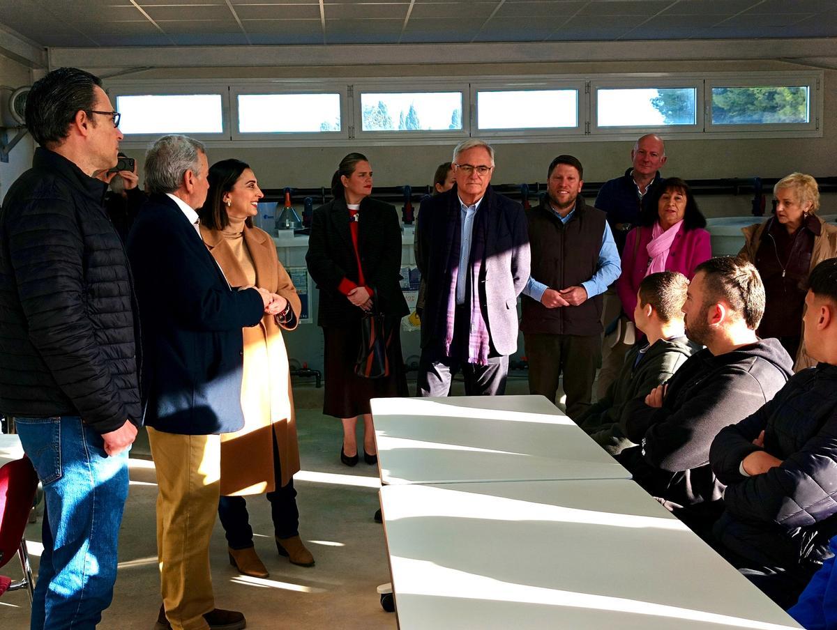 La consejera en la nueva aula de formación del Cifea de Torre Pacheco.