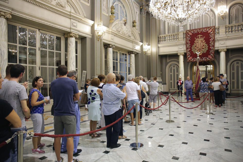 Los valencianos honran la Real Senyera