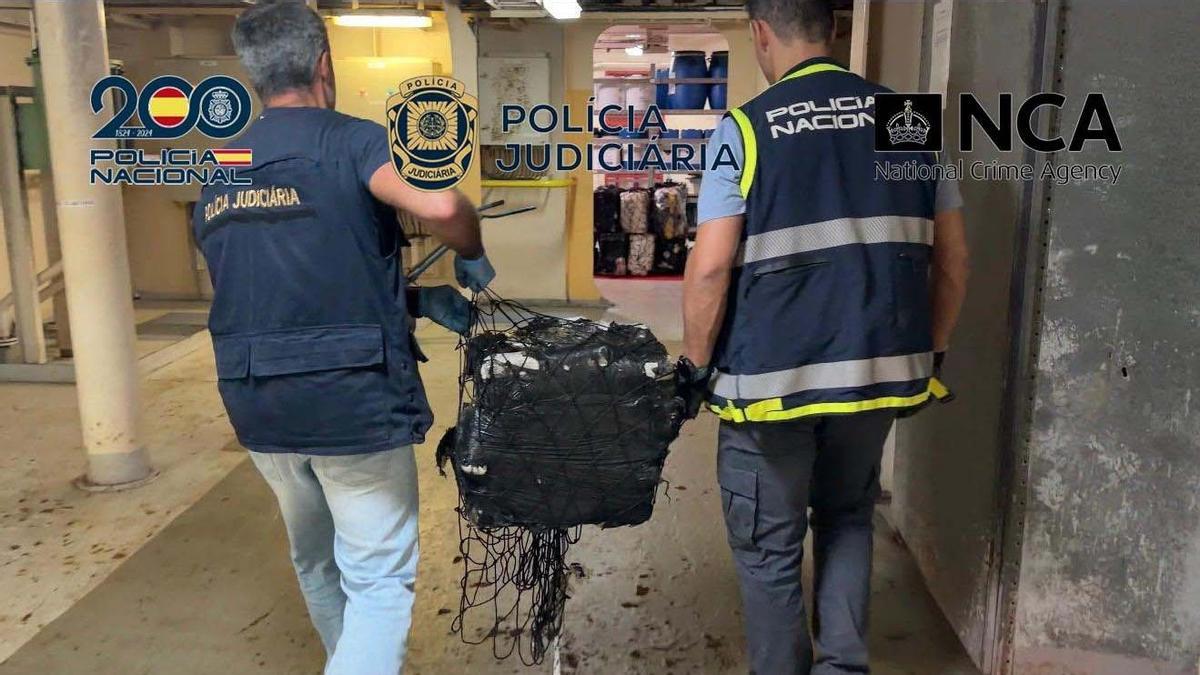 Tres detenidos tras la incautación de 5.000 kilos de cocaína en un portacontenedores frente a las islas Azores