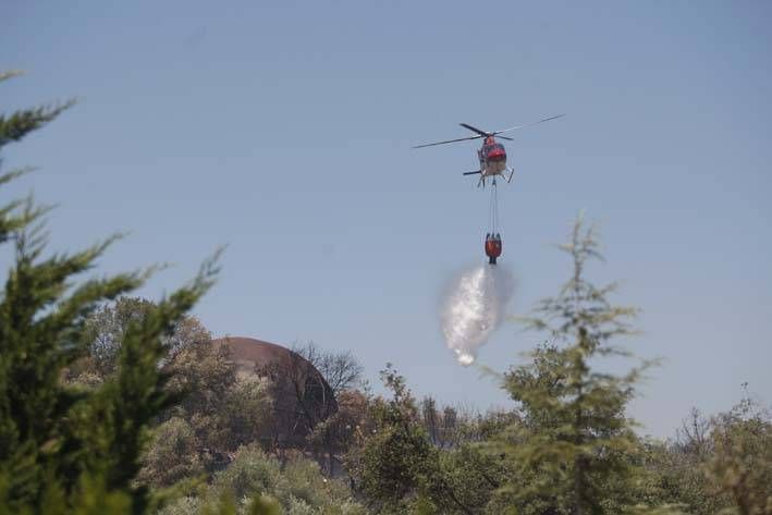 Las imágenes del incendio en el entorno del hospital de Los Morales.