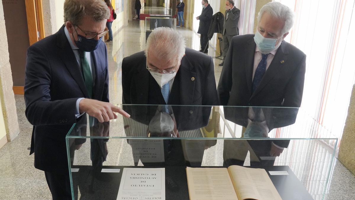 El presidente del Tribunal Constitucional, Juan José González Rivas, flanqueado por Feijóo y Santalices.