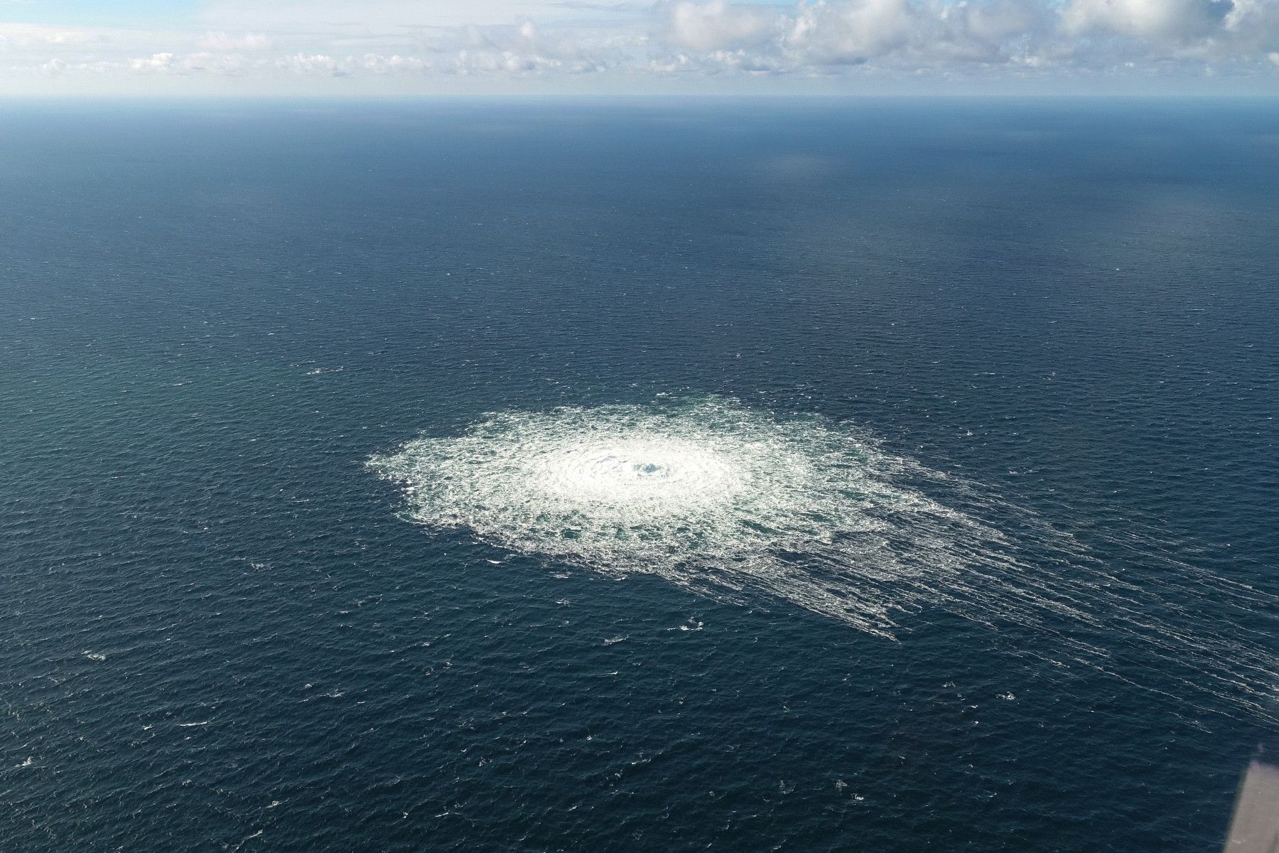 Vista aérea de una fuga en el gasoducto Nord Stream cerca de la isla de Bornholm, en Dinamarca