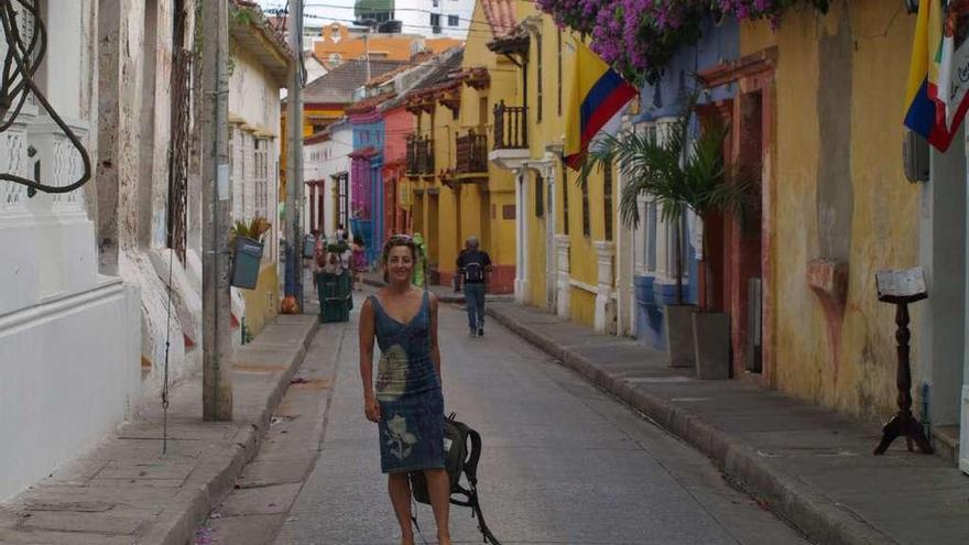 Chus Lago caminando por las calles de Cartagena de Indias.