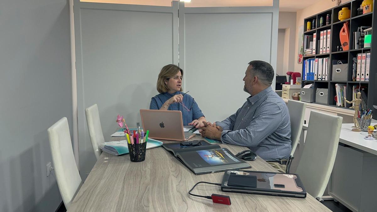 Patricia del Amo, junto a su socio, en la oficina de Alotrolado Comunicación.