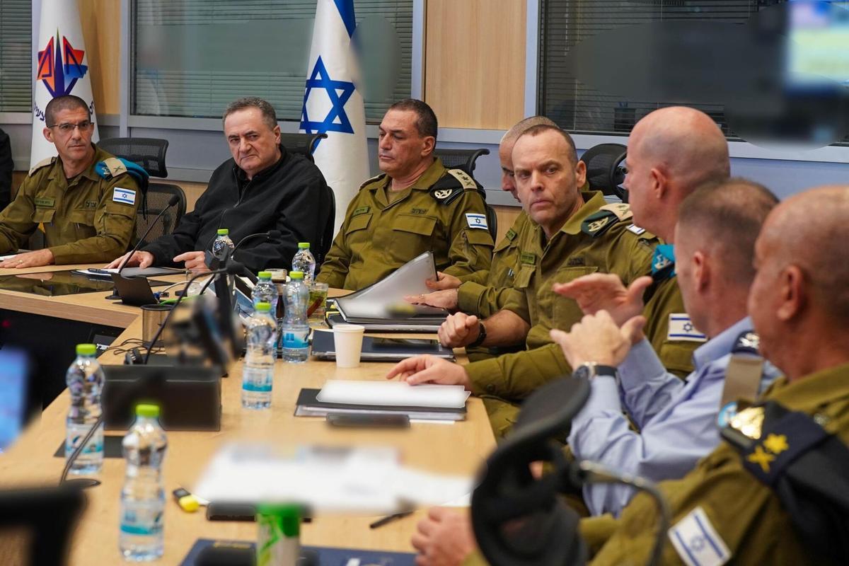 13/03/2026 El ministro de Defensa de Israel, Israel Katz (vestido de negro), durante una reunión con altos cargos del Ejército en medio de las ofensivas contra Israel e Irán POLITICA ORIENTE PRÓXIMO ASIA ISRAEL INTERNACIONAL MINISTERIO DE DEFENSA DE ISRAEL/ARIEL HERMONI