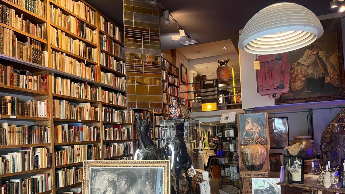 Interior de Antigüedades Miqueleiz, en Pamplona.