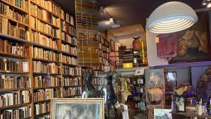 Interior de Antigüedades Miqueleiz, en Pamplona.