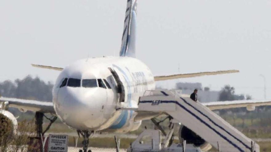 Un egipcio secuestra un avión para hacer llegar una carta a su exmujer en Chipre