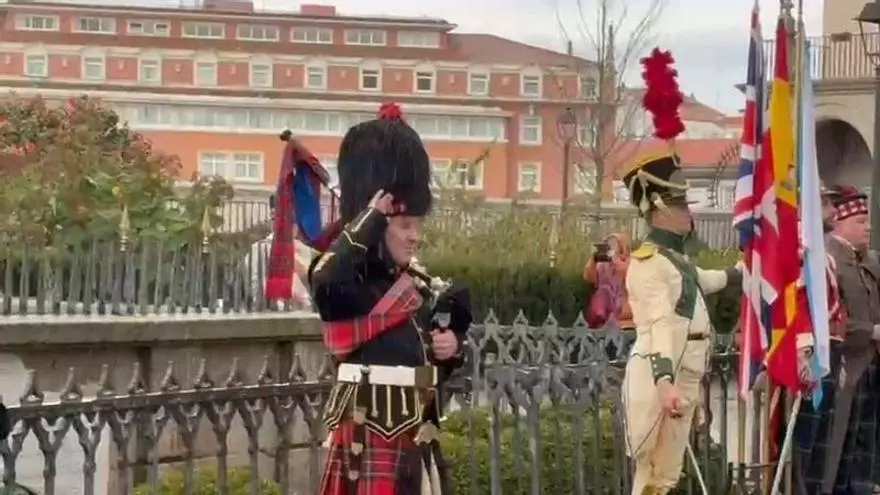 A Coruña honra la memoria de Sir John Moore en el sepulcro de San Carlos