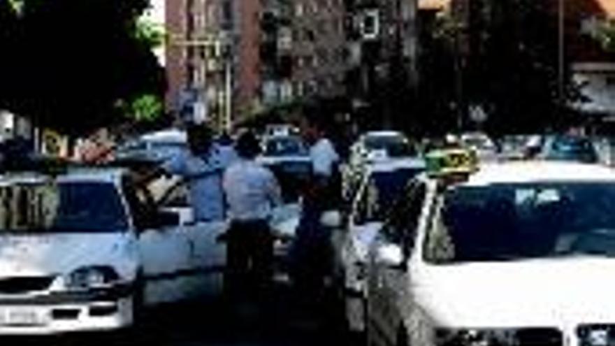 Los taxistas afirman que se sienten desprotegidos ante los atracadores