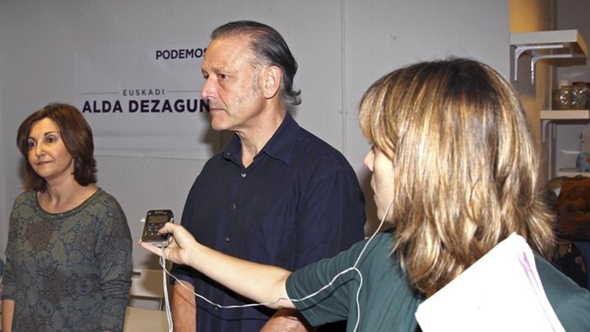 El secretario general de Podemos en Euskadi, Roberto Uriarte, en el momento de suspender la rueda de prensa, este martes, 3 de noviembre.