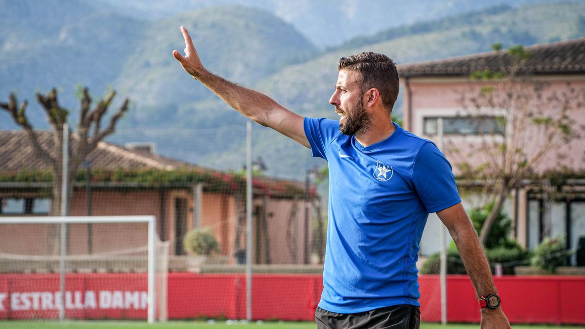 Luis García, dirigiendo a la Damm juvenil en Son Bibiloni