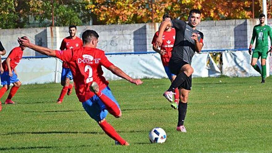 Un jugador del Benavente prueba fortuna desde lejos.