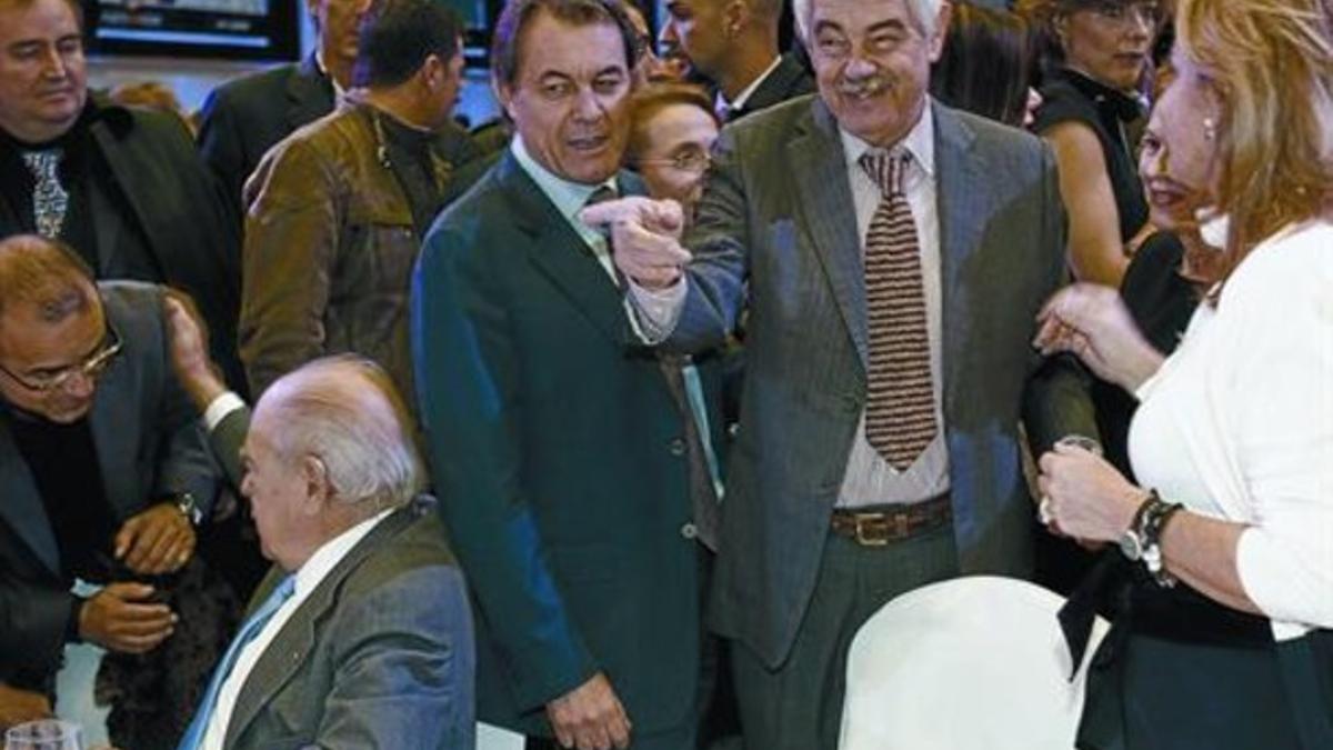 Pujol (sentado), Mas y Maragall, en la entrega de unos premios en Barcelona, ayer.